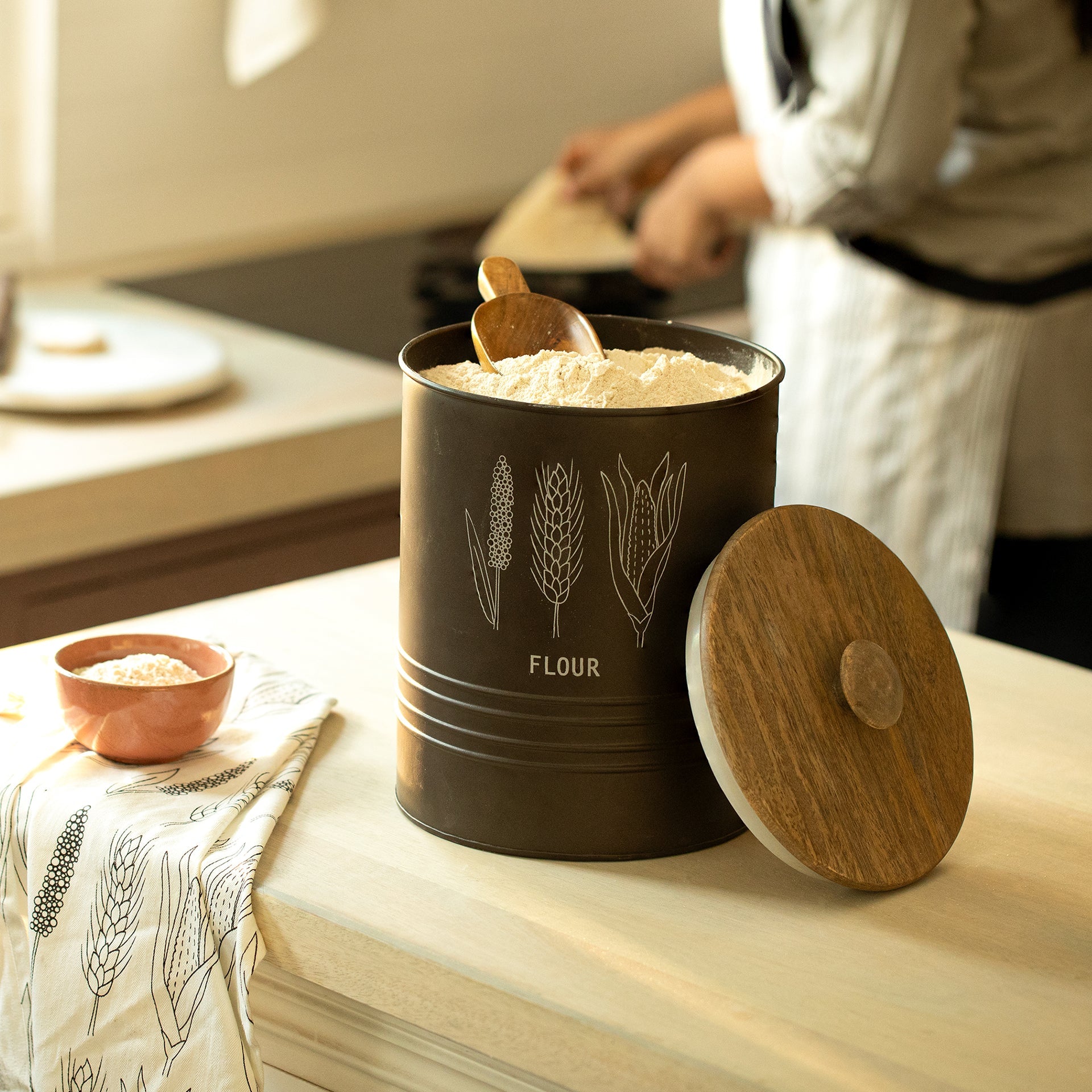 Charcoal Brown Grain Storage Barrel with Wooden Lid