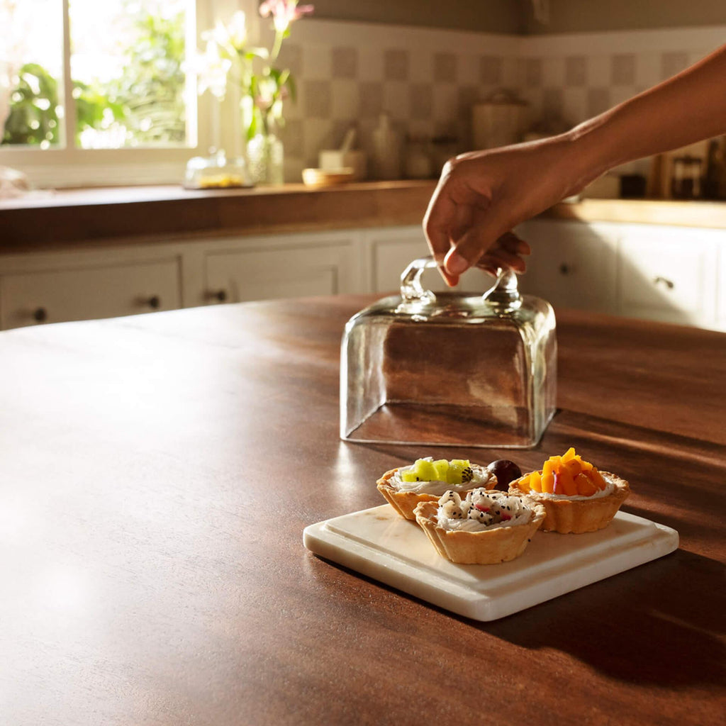 Cloche en verre avec base carrée en marbre