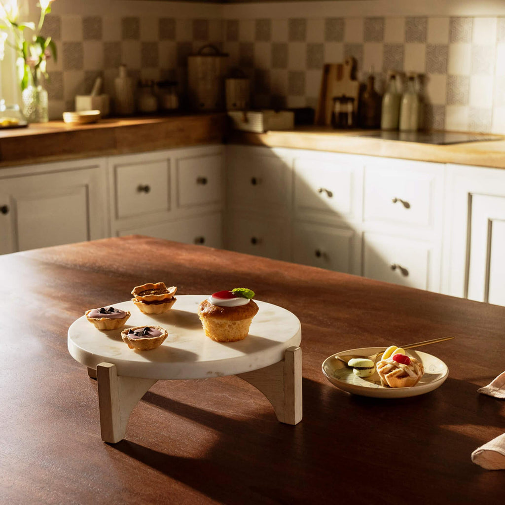 Présentoir à gâteaux en marbre blanc avec base en bois
