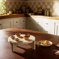 Présentoir à gâteaux en marbre blanc avec base en bois