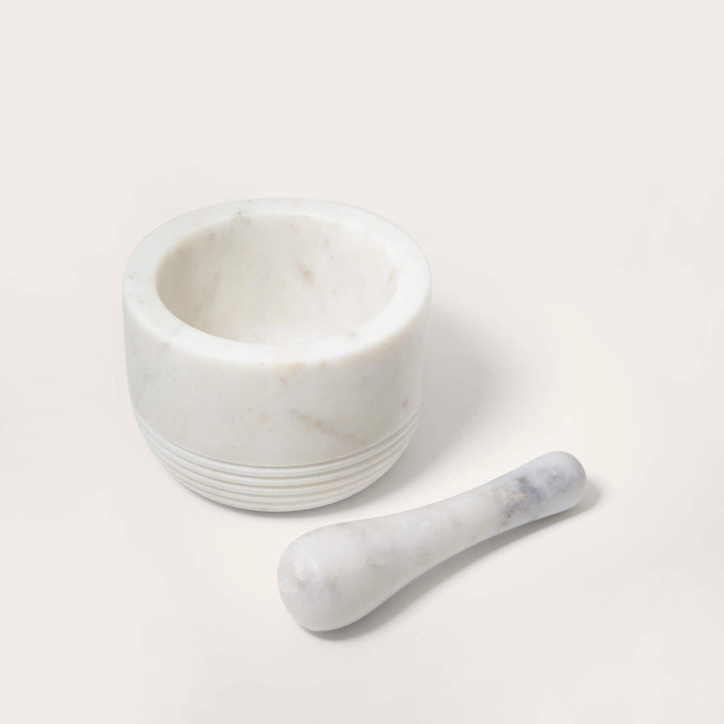 Mortier et pilon en marbre blanc